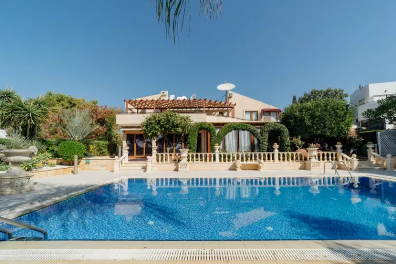 8 bedroom villa in Agios Tychonas, Limassol - 11680